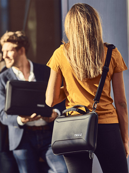 Сумка для ноутбука Thule TGAE2357BLK-3204936 Gauntlet MacBook